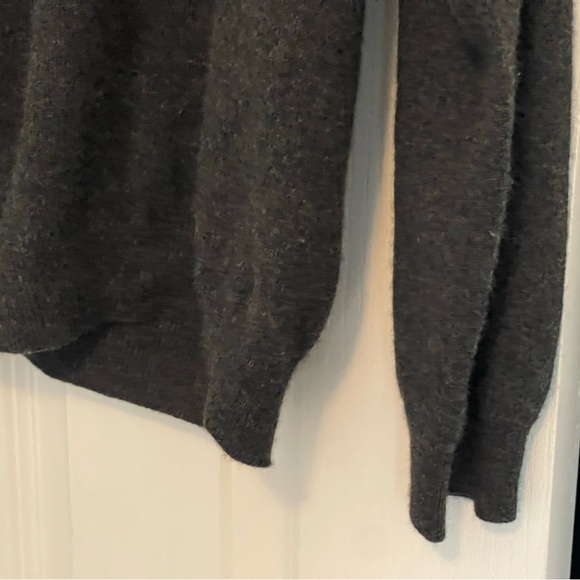 Cozy, comfortable, designer V-neck sweater, size XL. - Picture 3 of 7